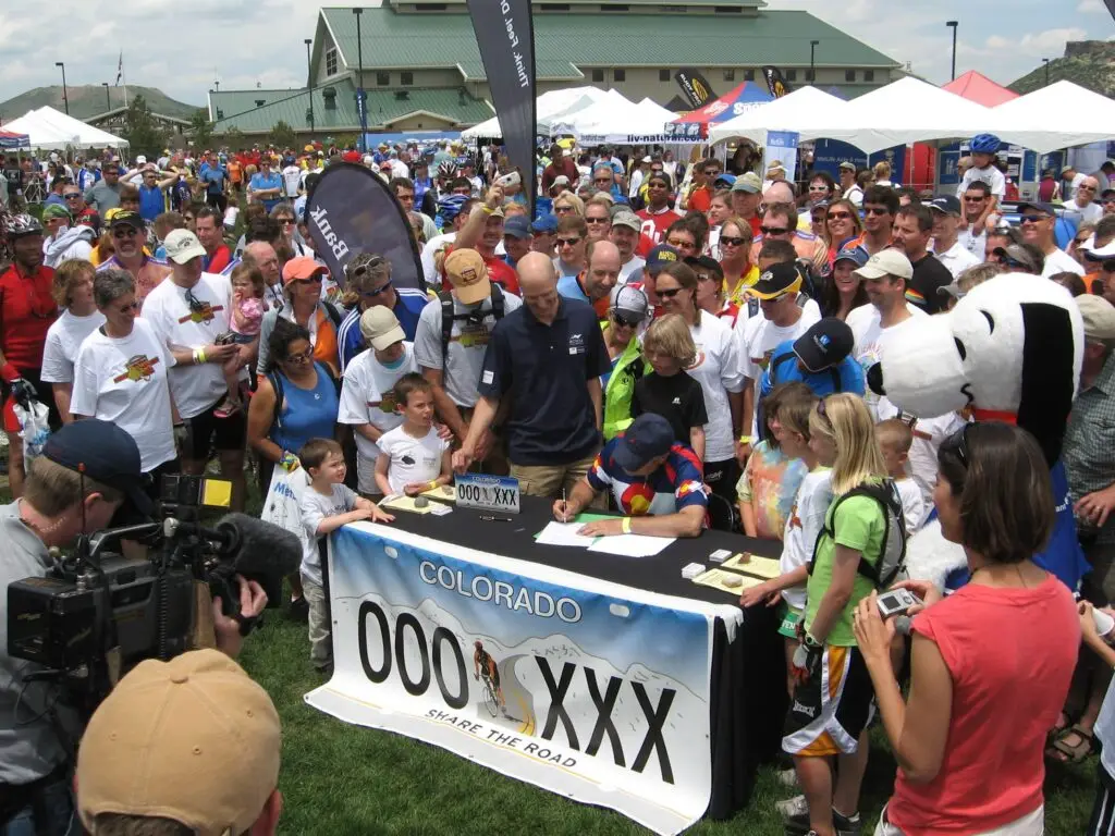 Governor signs Share the Road plates bill