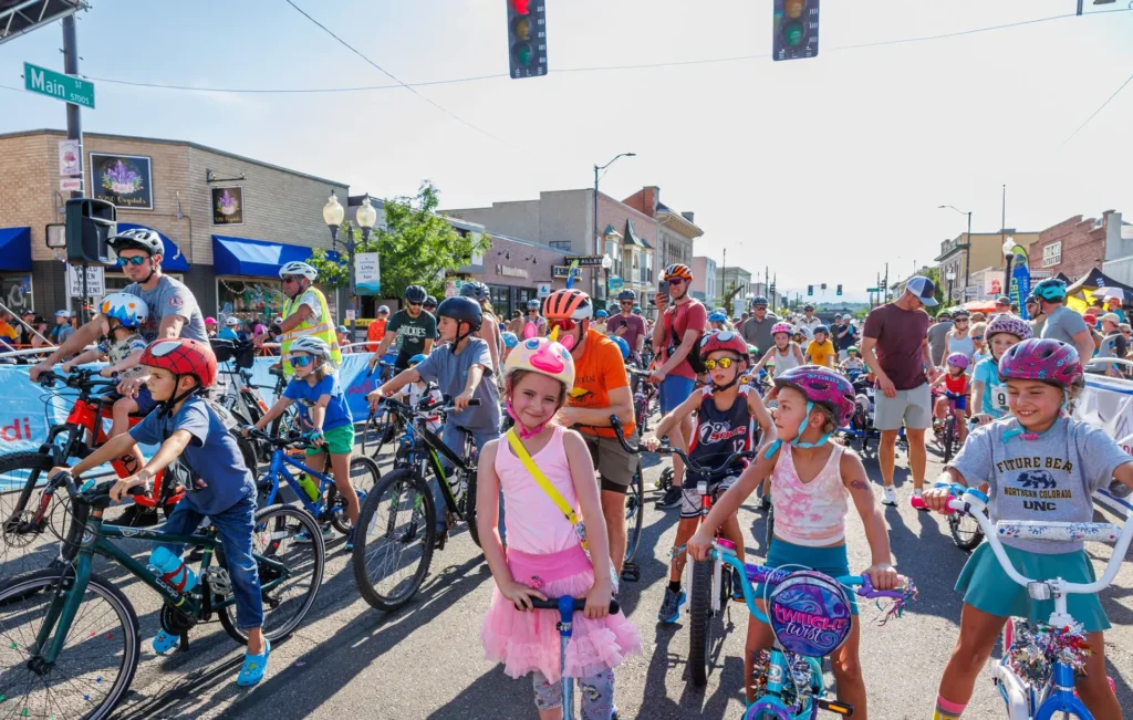 Young bicyclists get ready to ride together